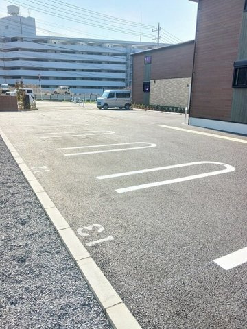 メゾンカルムⅩⅡの駐車場