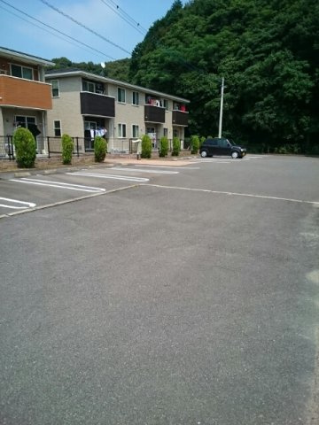 ノイ・グランツ弐番館の駐車場