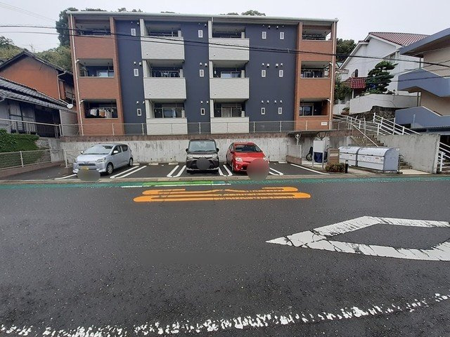 アドラブール城栄の駐車場