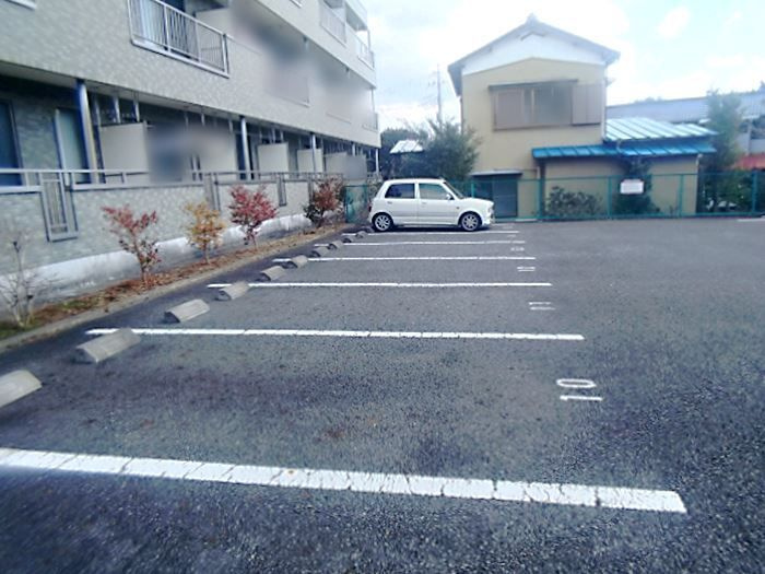 エクメネーキヤⅡの駐車場