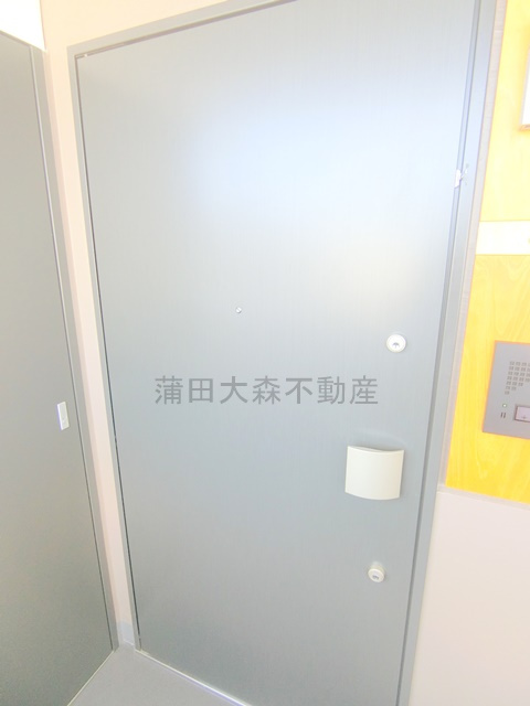 コンフォリア・リヴ大森西の玄関