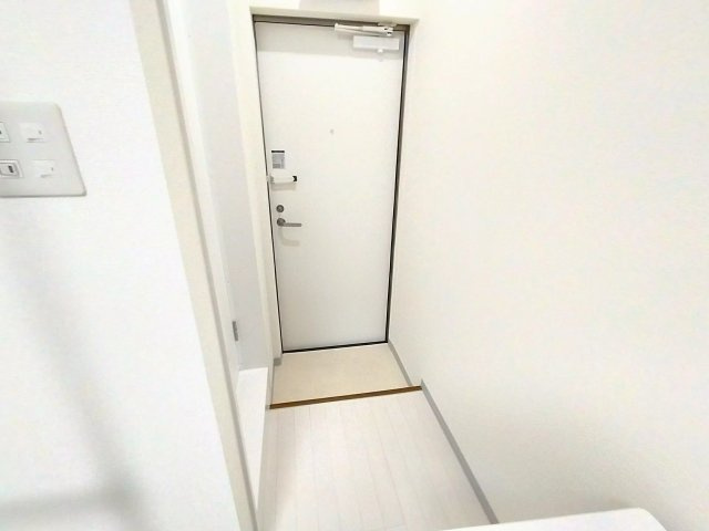 AP111 パレス中川IIの玄関