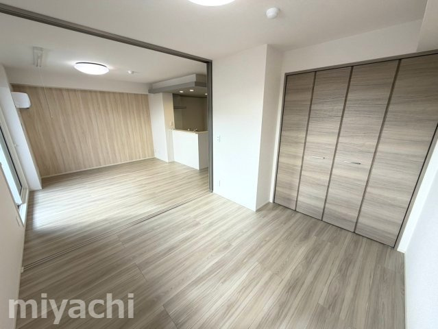 グラシア春日の洋室