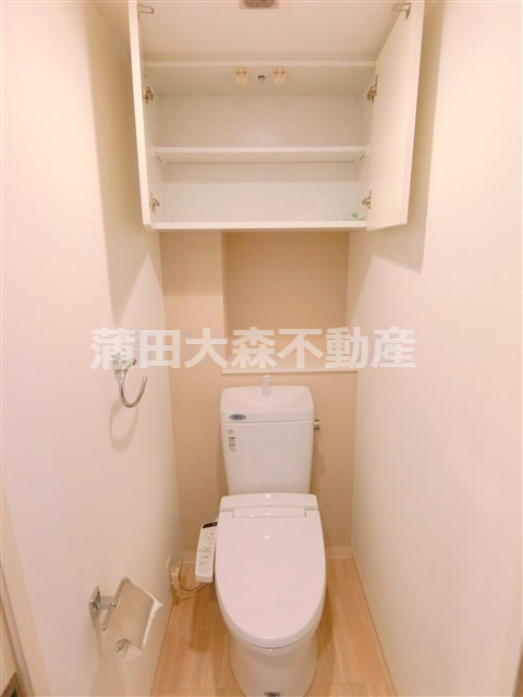 アリシアコート多摩川のトイレ|吊戸棚と温水洗浄便座付きのトイレ