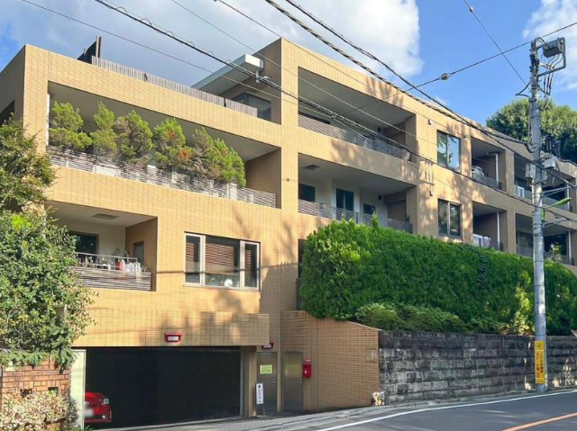 グランディオーゼ岡本の外観
