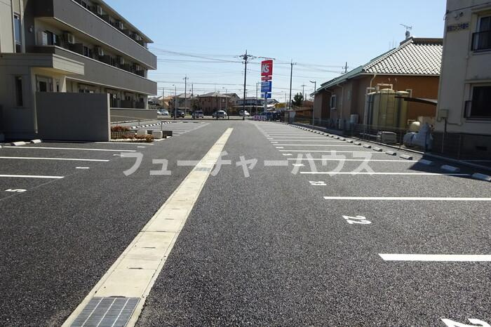 イーストファインヒルズの駐車場