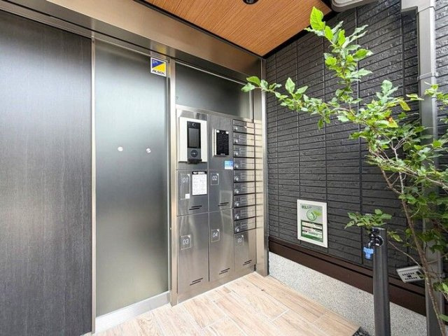 セレスティア草薙町のエントランス|ポスト、宅配ボックス