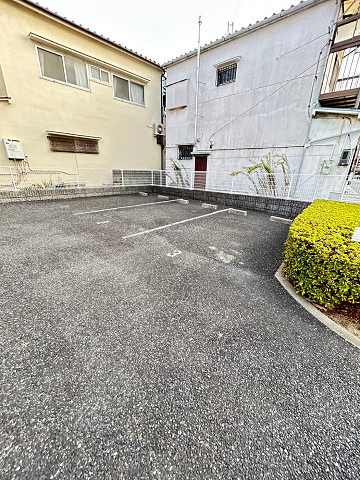 レオパレスZephyrの駐車場|車をお持ちの方に嬉しい駐車場付きの物件です