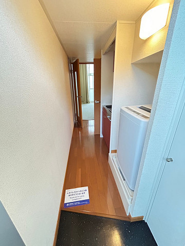 レオパレスZephyrの玄関|収納もある玄関です