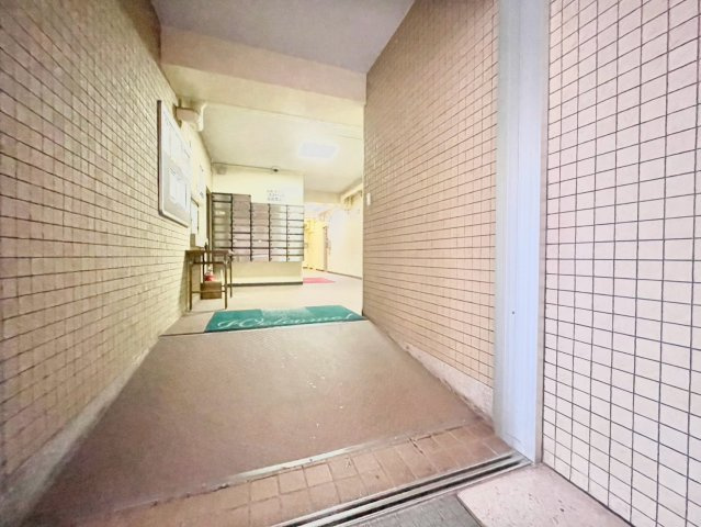 メイゾン牛込のエントランス|2026.09.26撮影

現地ご見学希望・資料請求などお気軽にお問い合わせ下さい！
03-5990-5201