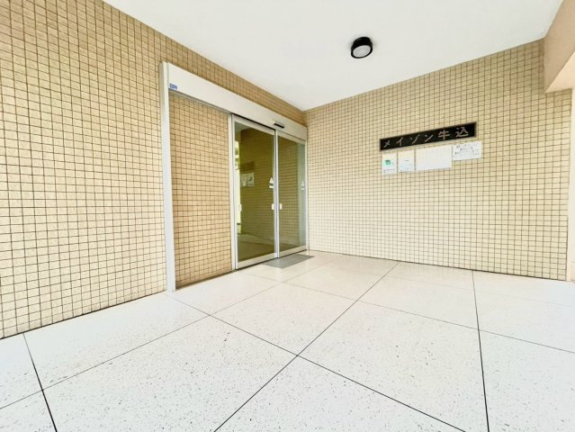 メイゾン牛込のエントランス|2026.09.26撮影

現地ご見学希望・資料請求などお気軽にお問い合わせ下さい！
03-5990-5201