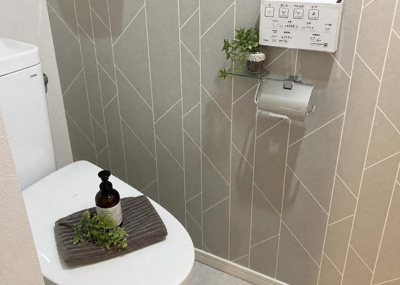 【トイレ】 | リバーツイン厚木 | 衛生的な温水洗浄便座に新規交換済みの高機能トイレです。壁クロスや床材も新しく張り替えられており、爽やかな空間で毎日気持ちよくご利用いただけます。節水型で経済的な点も魅力的なポイントとなっています。