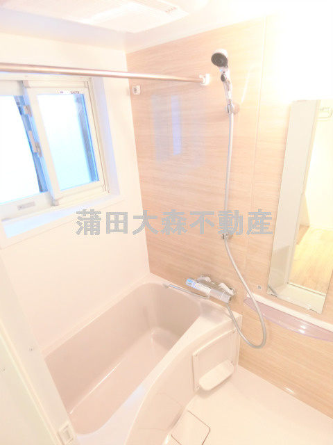 ハーモニーグラシア蒲田の浴室|追焚+浴室乾燥機と窓のあるバスルーム　お風呂