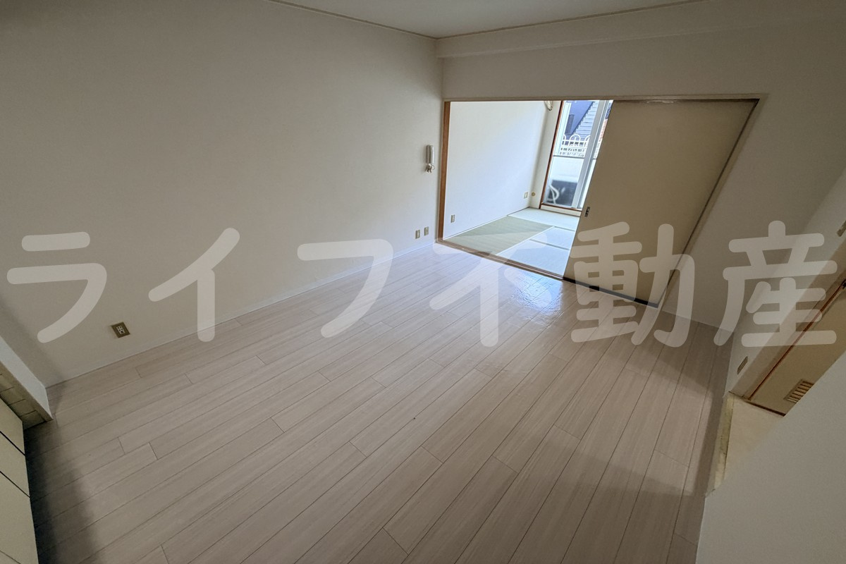 サンハイツ昭和町の居間・リビング|こちらの居間で趣味の時間をお楽しみください