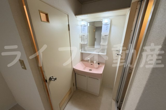 サンハイツ昭和町の独立洗面台|独立洗面台、小物を置くことができて便利です