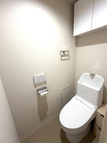 アイランドテラス金町のトイレ|吊戸棚付きですっきり整うトイレ空間。清潔感のある明るい仕上がりです。