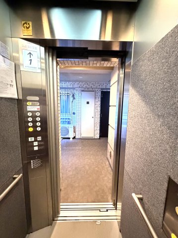 アイランドテラス金町のその他共用部分|清潔感のあるエレベーター。共用部も綺麗に保たれ、気持ちよく利用できます。
