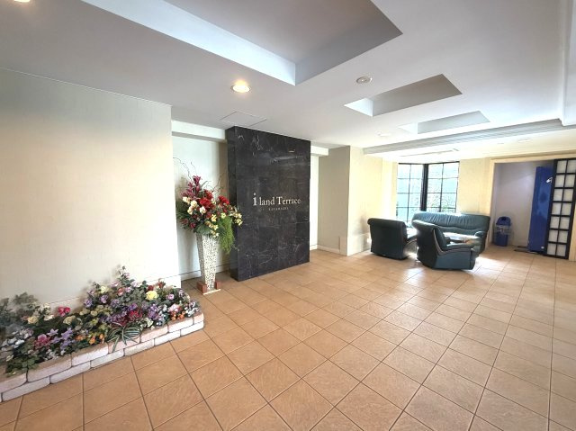 アイランドテラス金町のエントランス|花々と上質な意匠が迎える、デザイン性の高いエントランスホール。住まいの品格を感じる空間です。