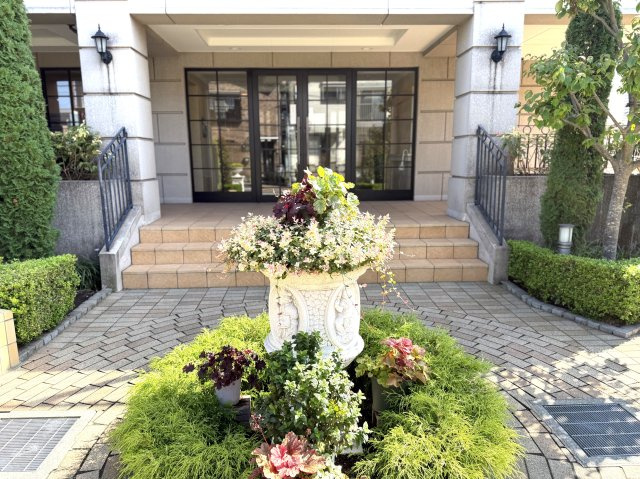 アイランドテラス金町|色鮮やかな植栽が迎える、華やかで上品なエントランスアプローチ。帰宅するたびに心地よさを感じる空間です。