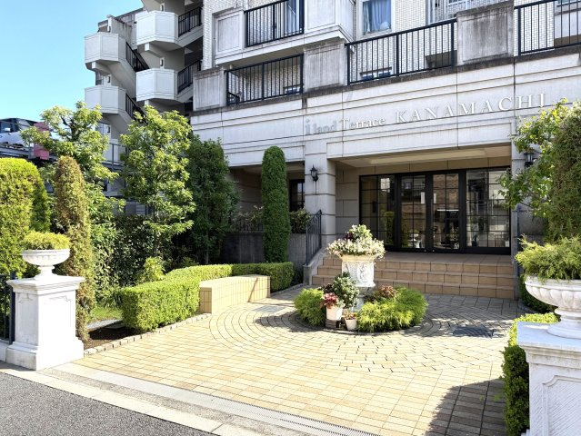 アイランドテラス金町のエントランス|美しい植栽と洗練されたデザインが迎える、品格と華やかさを感じるエントランスアプローチです。
