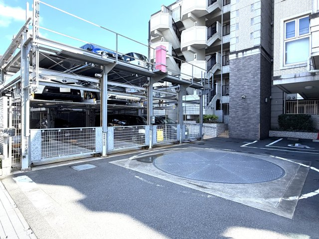 アイランドテラス金町の駐車場|敷地内駐車場を完備。お車を身近に置け、毎日の通勤やお出かけにも便利です。