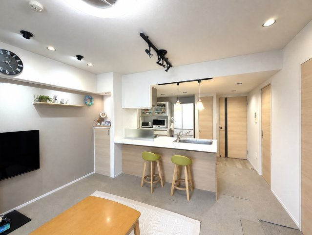 アイランドテラス金町の居間・リビング|お洒落な対面キッチンが映える、心地よいLDK。※写真はCGにて私物消去しております。