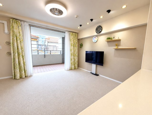 アイランドテラス金町の居間・リビング|開放的なオープンエリアへつながる明るいLDK。※写真はCGにて私物消去しております。