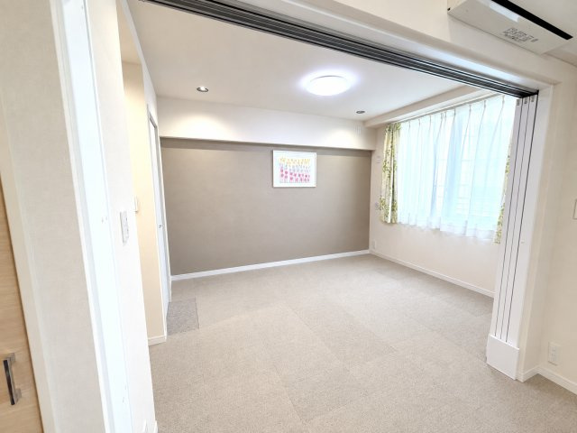 アイランドテラス金町の洋室|カーペットで床面を保護し、きれいな状態を維持されています。※写真はCGにて私物消去しております。