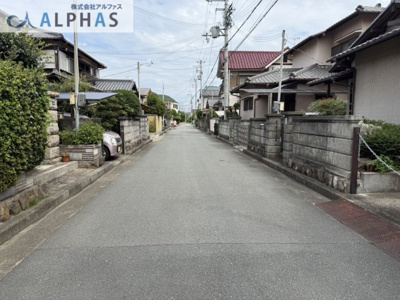 【前面道路含む現地写真】 | 高砂市荒井町紙町　一戸建て | ◆前面道路約5.3ｍ◆
前面道路広々しています♪