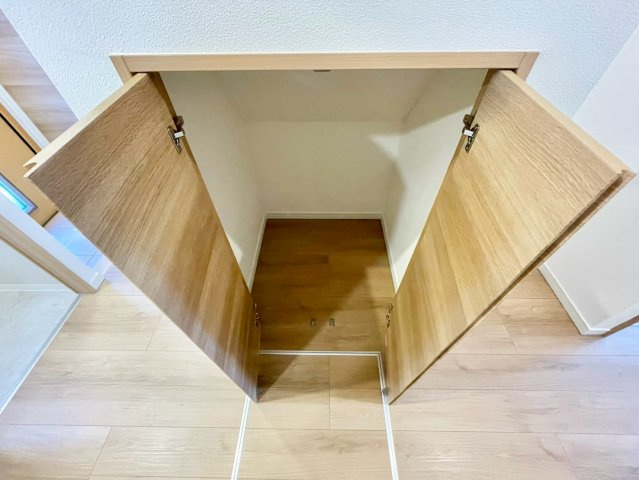 東雲町5丁目　中古戸建(12-1)の玄関|階段下収納が付いています