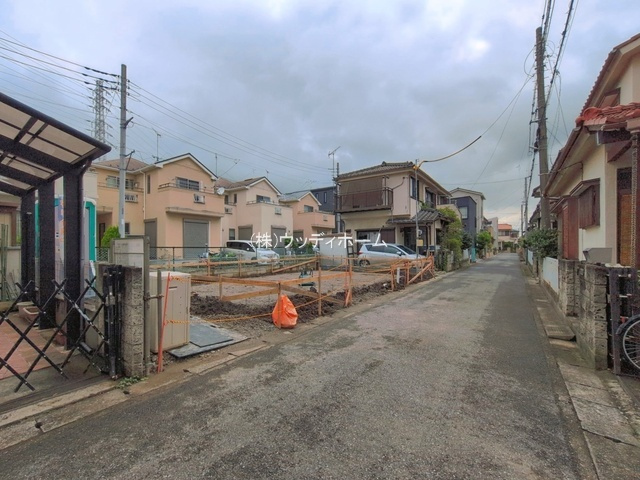 越谷市大林　新築一戸建ての前面道路含む現地写真