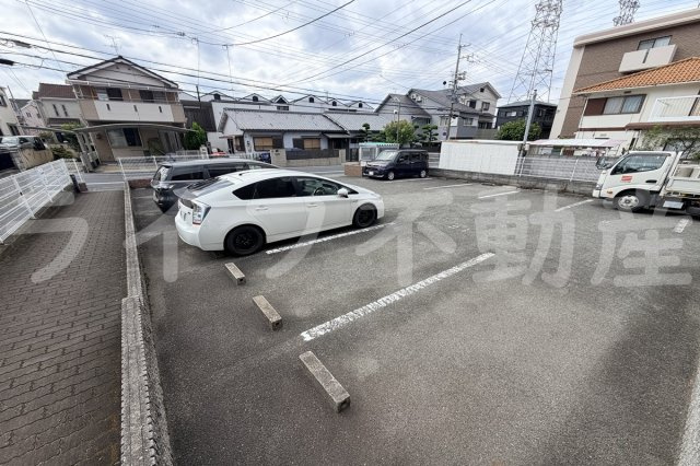 コーポニシヨシの駐車場