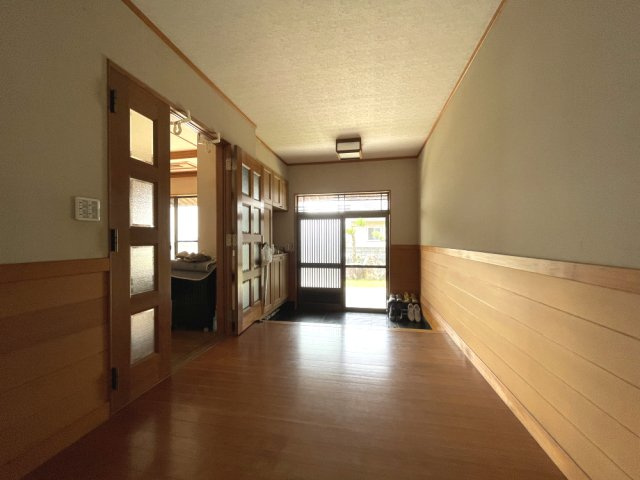 岡山市南区浦安本町平屋の居間・リビング|広々とした玄関横にはシューズボックスがついており、玄関先もすっきり整頓可能です。
