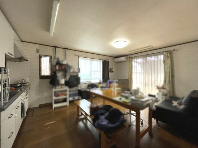 岡山市南区浦安本町平屋の居間・リビング|12.48帖のダイニングキッチン。大きなダイニングテーブルを置いてもゆとりのある空間です♪