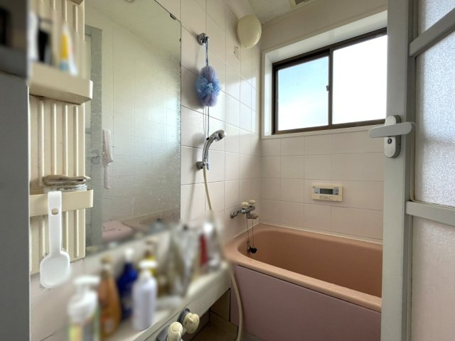 岡山市南区浦安本町平屋の浴室|こちらの浴室にも小窓がついており、換気がしやすくなっております。