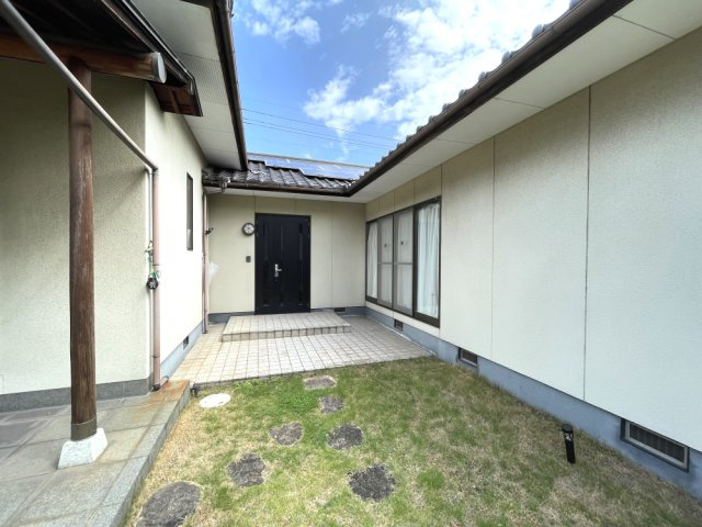 岡山市南区浦安本町平屋の外観|玄関も二か所ある、独立型の二世帯住宅です♪