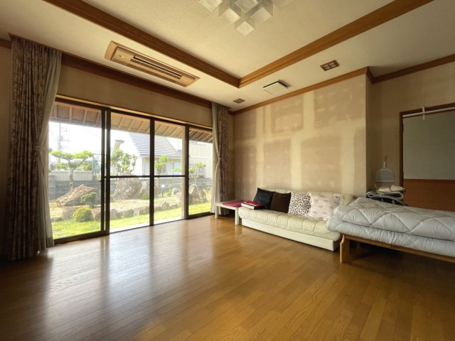 岡山市南区浦安本町平屋のその他|大きな窓からは風情ある庭が眺望できます。