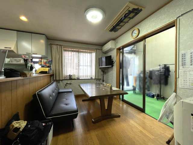 岡山市南区浦安本町平屋のキッチン|サンルームと隣接しているダイニングキッチンです。家族の憩いの場となりそうですね。