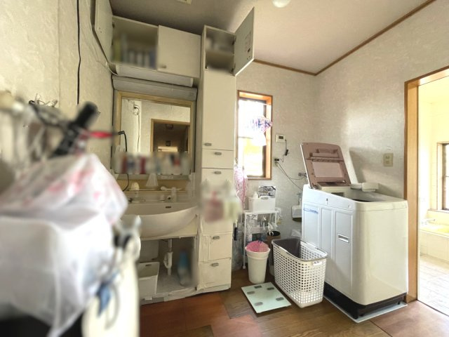 岡山市南区浦安本町平屋の洗面所|小窓付きで換気のしやすい脱衣所です。