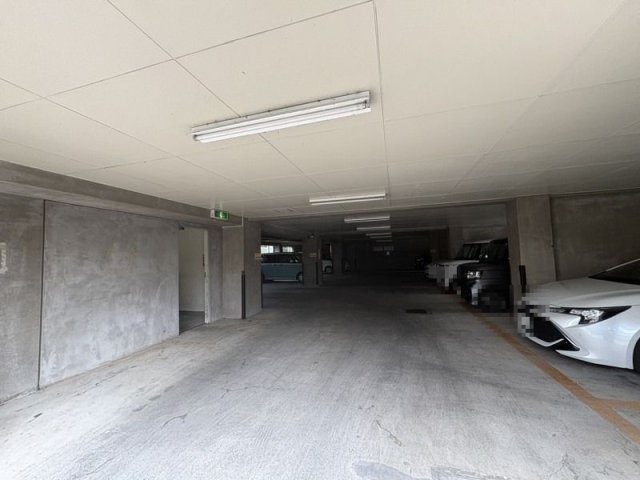 サンロイヤル西原の駐車場