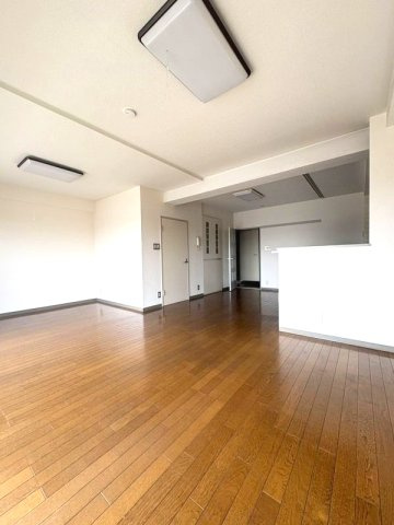 サンロイヤル西原の洋室