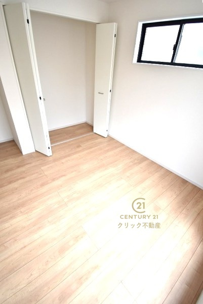 TERRACE　水戸市元吉田町　7期 　2の洋室|折戸を開くと壁面クローゼット。衣類が横一列に並ぶためひと目で洋服が選びやすい！衣類をたくさんお持ちの方もスッキリ片付きます♪（写真は完成イメージ）