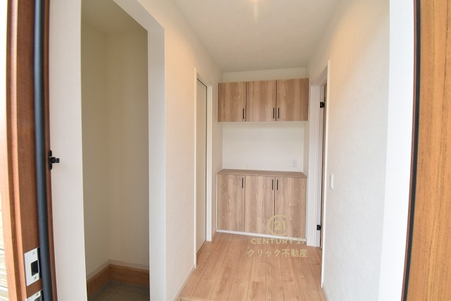 TERRACE　水戸市元吉田町　7期 　2の玄関|玄関収納の扉の中は可動棚ですので、用途に合わせて高さを自由に変えることができます。（写真は完成イメージ）