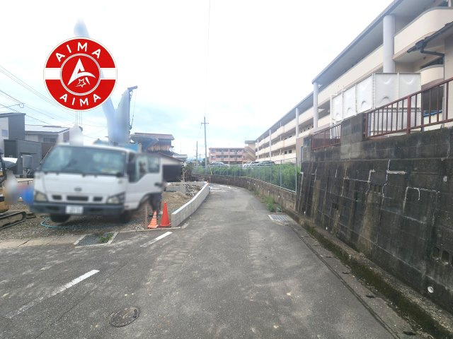 糟屋郡志免町別府東2丁目第10-1棟（1号棟）の前面道路含む現地写真|前面道路は閑静な住宅地をはしる車通りの少ない道路。お車の出し入れが苦手なママや小さなお子様にも安心ですね。しっかり舗装もされているので、ベビーカーや自転車で通っても快適に通行できます。