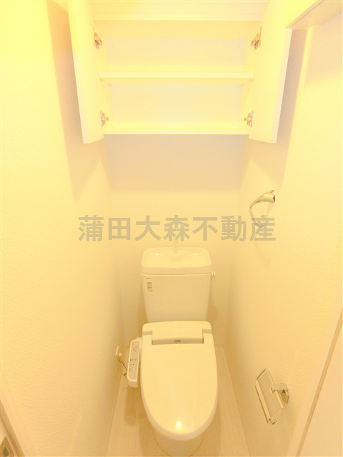 クレイシア蒲田のトイレ|棚収納と温水洗浄便座付きのトイレ