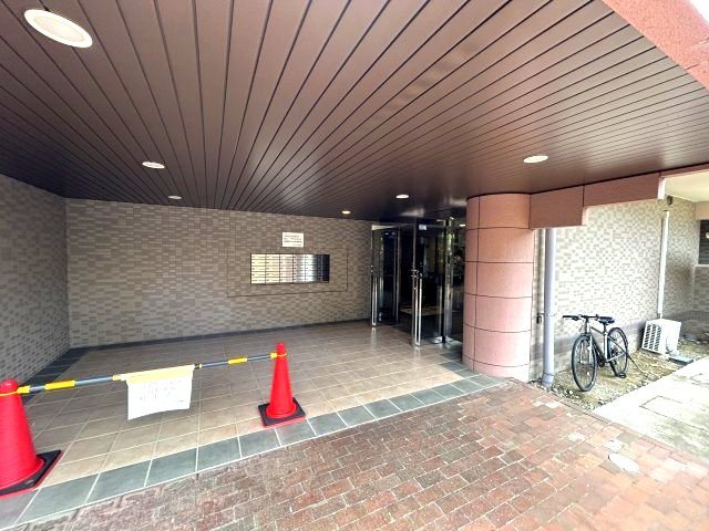 レクセルマンション初石4階のエントランス