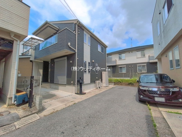 春日部市南4丁目　中古一戸建ての前面道路含む現地写真