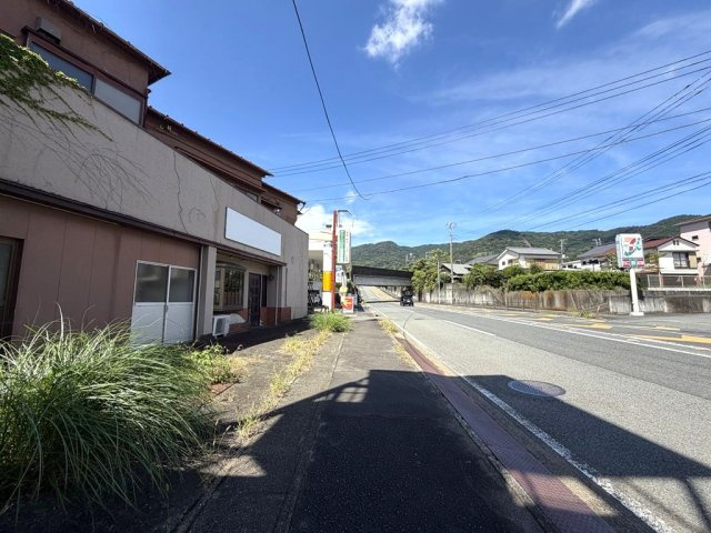 徒歩10分圏内にすべてが揃い利便性の良い古家付き土地の周辺|裏側は20m道路（伊東大仁線）