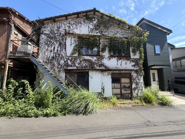 徒歩10分圏内にすべてが揃い利便性の良い古家付き土地の前面道路含む現地写真|解体が必要です