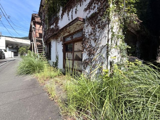 徒歩10分圏内にすべてが揃い利便性の良い古家付き土地の前面道路含む現地写真|道路フラットな平坦地